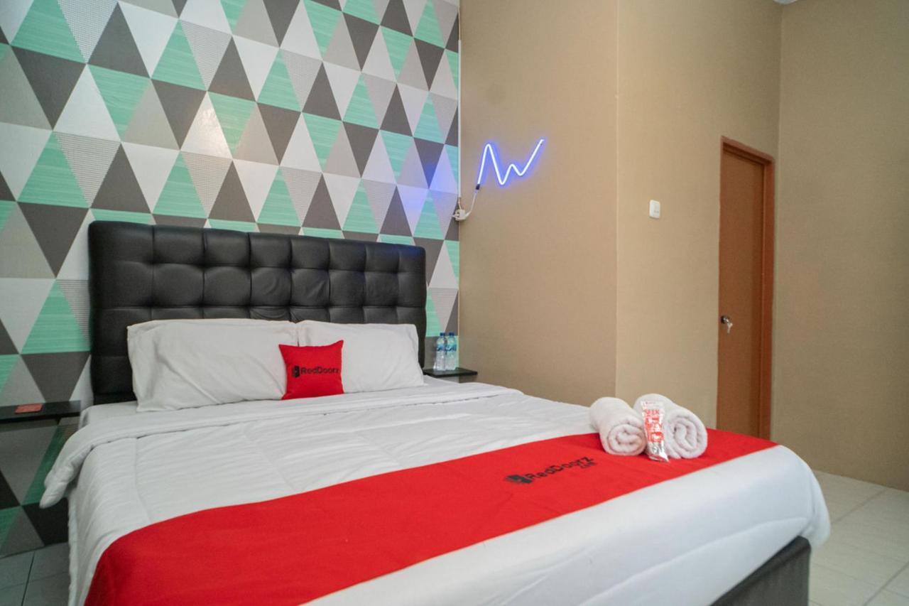 RedDoorz near Taman Safari 2 Hotel Bogor Bagian luar foto