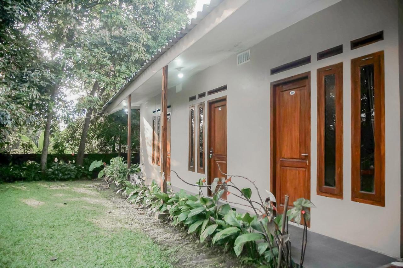 RedDoorz near Taman Safari 2 Hotel Bogor Bagian luar foto
